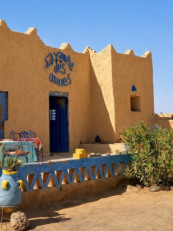 Façade de l'auberge La Vallée des Dunes à Hassilabied, près de Merzouga