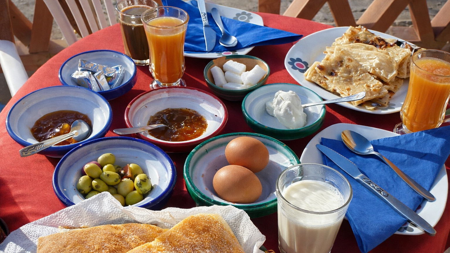 Petit-déjeuner servi sur la terrasse de l'auberge face aux dunes de l'erg Chebbi