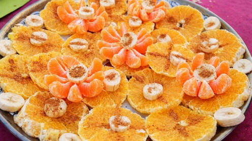 Oranges, bananes et cannelle, dessert traditionnel berbère servi au repas de l'auberge