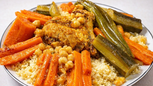 Couscous servi au dîner de La Vallée des Dunes à l'intérieur ou sur la terrasse