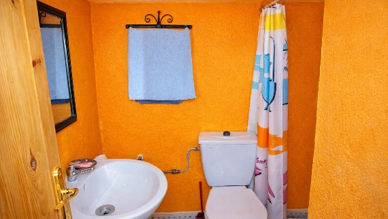 Salle de bain d'une chambre double climatisée dans l'auberge La vallée des Dunes