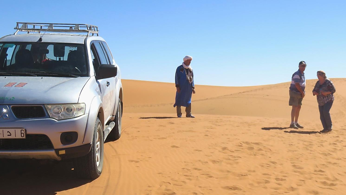 Promenade dans les dunes pendant un circuit en 4x4, dans les paysages désertiques du Sahara