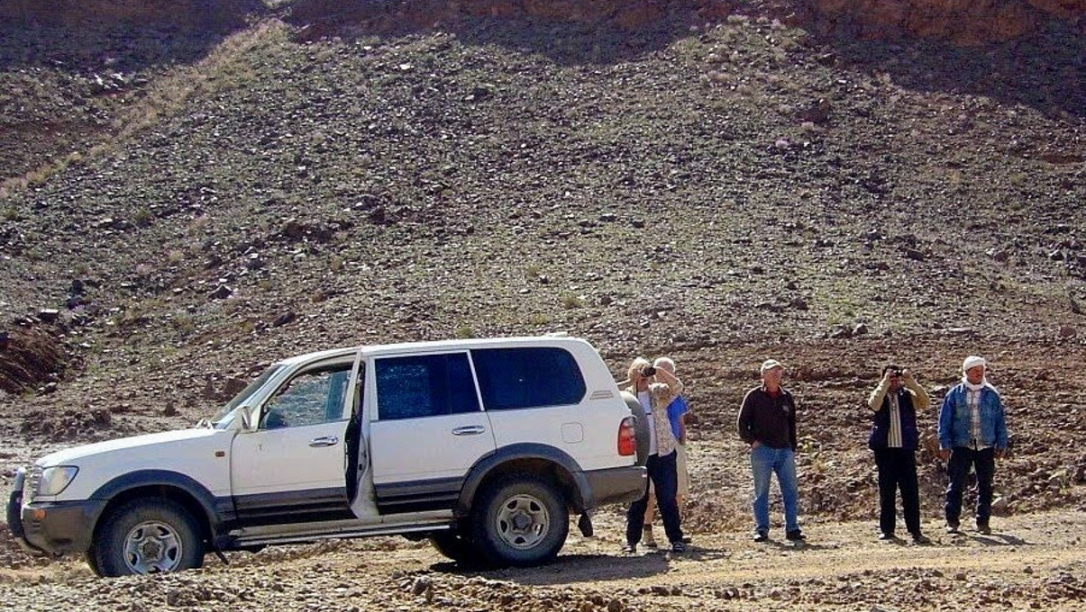 Dans le paysage minéral du reg, arrêt pendant un circuit d'une journée en 4x4, loin des dunes de l'erg Chebbi