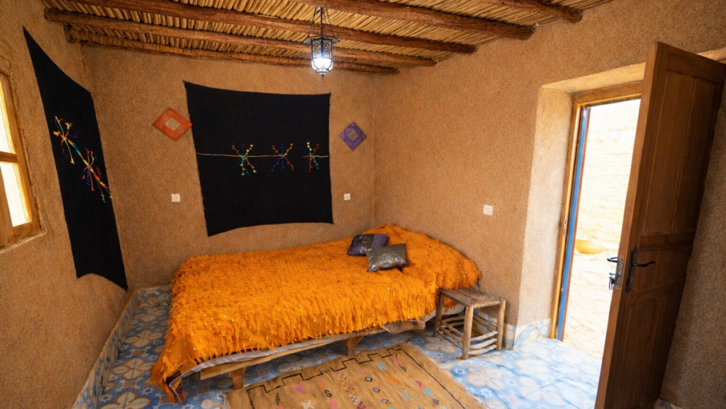 Chambre triple avec accès au patio et vue sur le village de Hassilabied