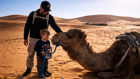 Rencontre entre un père, son fils et un dromadaire, dans les dunes de l'erg Chebbi