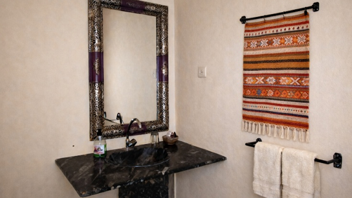 Salle de bain d'une chambre familiale chez Ali, dans l'auberge aux portes du Sahara