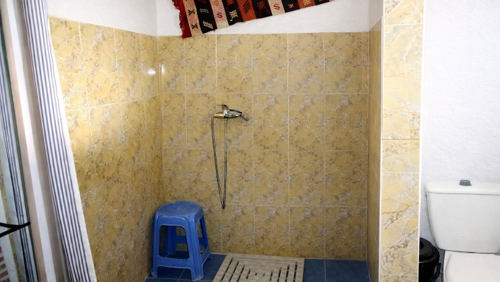 Douche d'une chambre familiale à l'auberge de la famille d'Ali, près de Merzouga