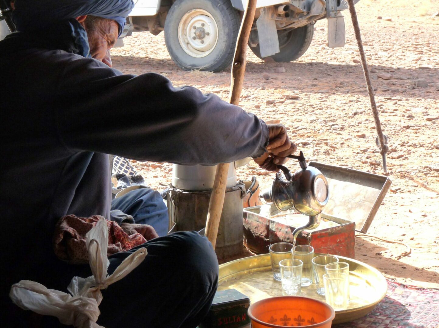 Le service du thé dans un campement nomade