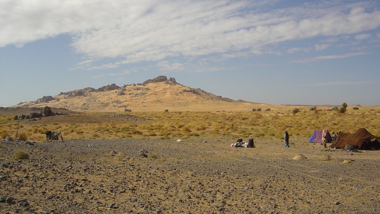 Un bivouac nomade au milieu du reg