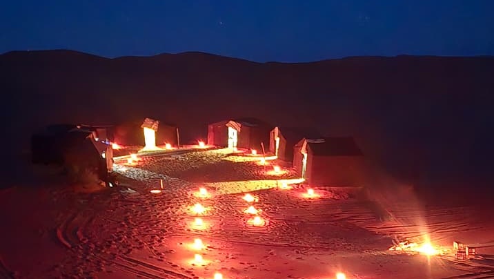 Vue générale-du-bivouac-la-nuit