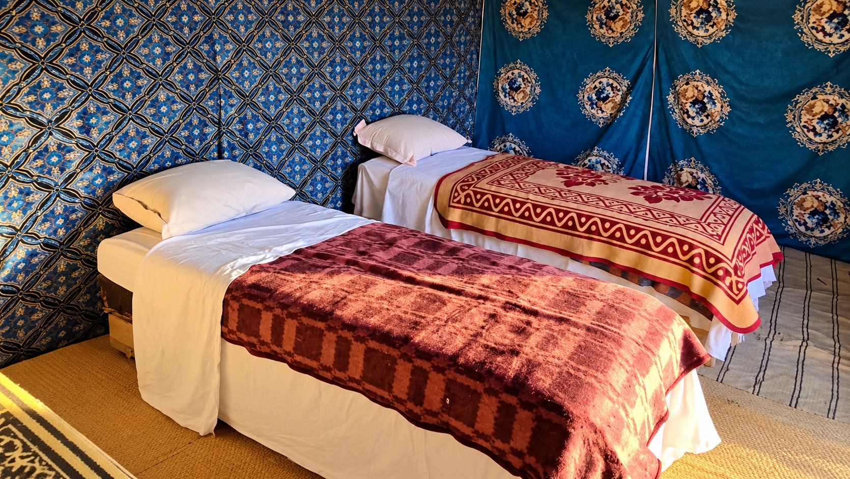 Chambre-dans-un-bivouac-traditionnel